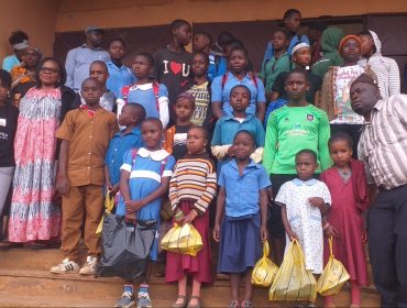 Internally Displaced Children receiving school kits