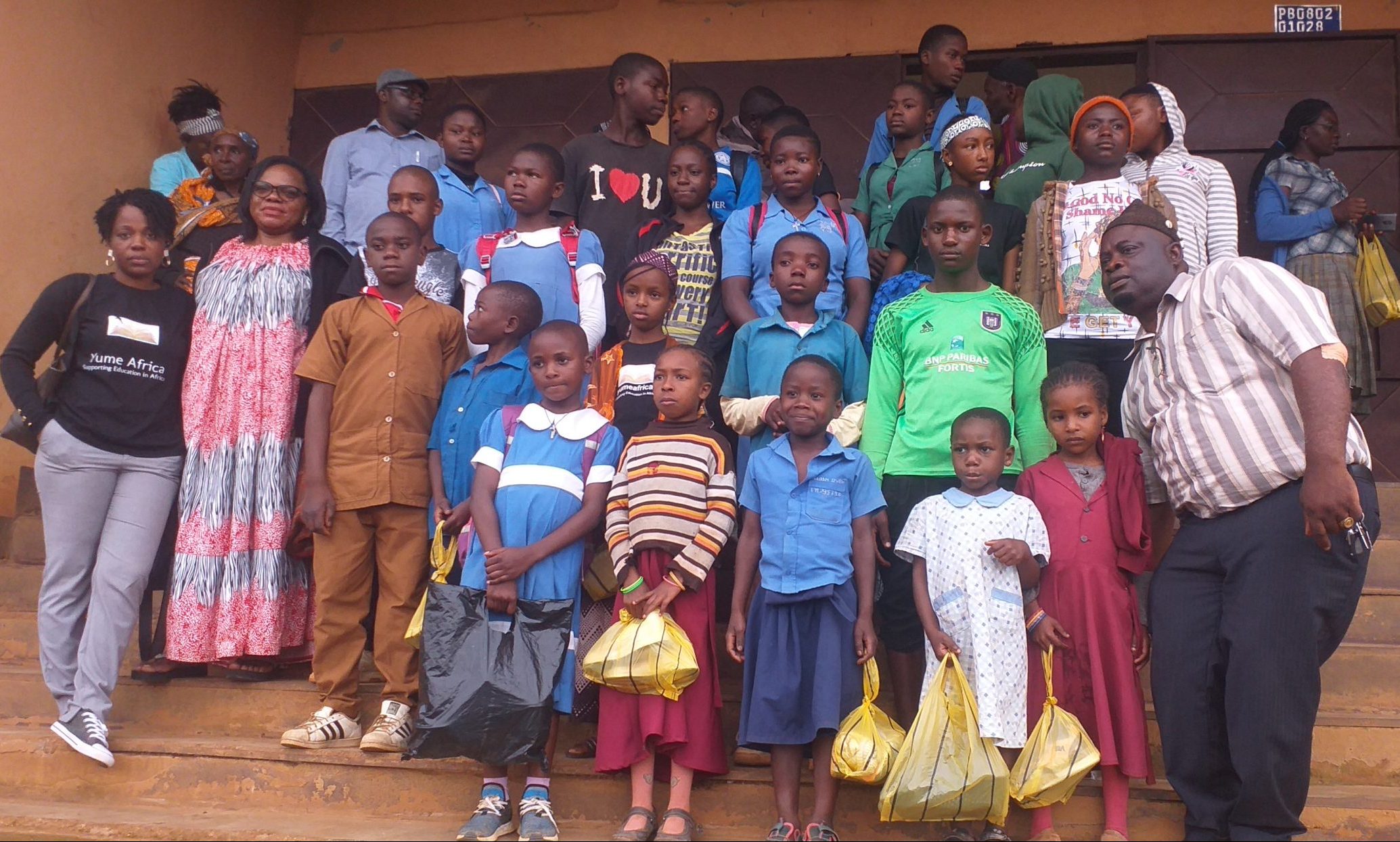 Internally Displaced Children receiving school kits